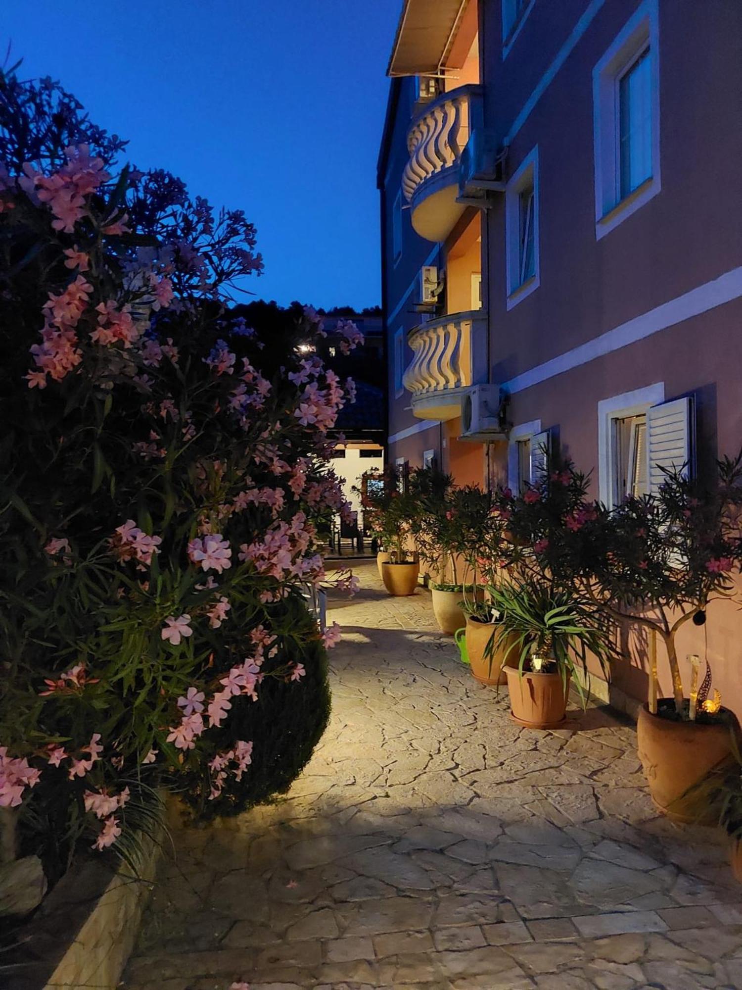 Apartments Ljubo Stari Grad  Bagian luar foto