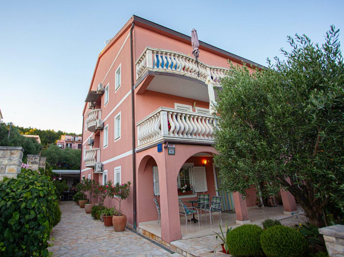 Apartments Ljubo Stari Grad  Bagian luar foto