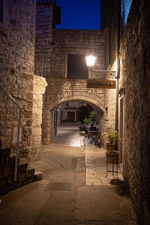 Apartments Ljubo Stari Grad  Bagian luar foto