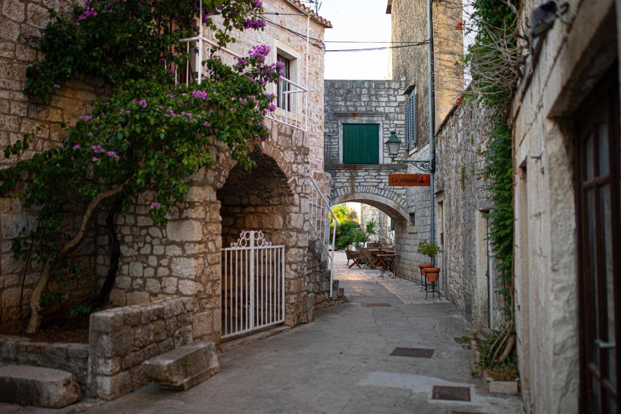 Apartments Ljubo Stari Grad  Bagian luar foto